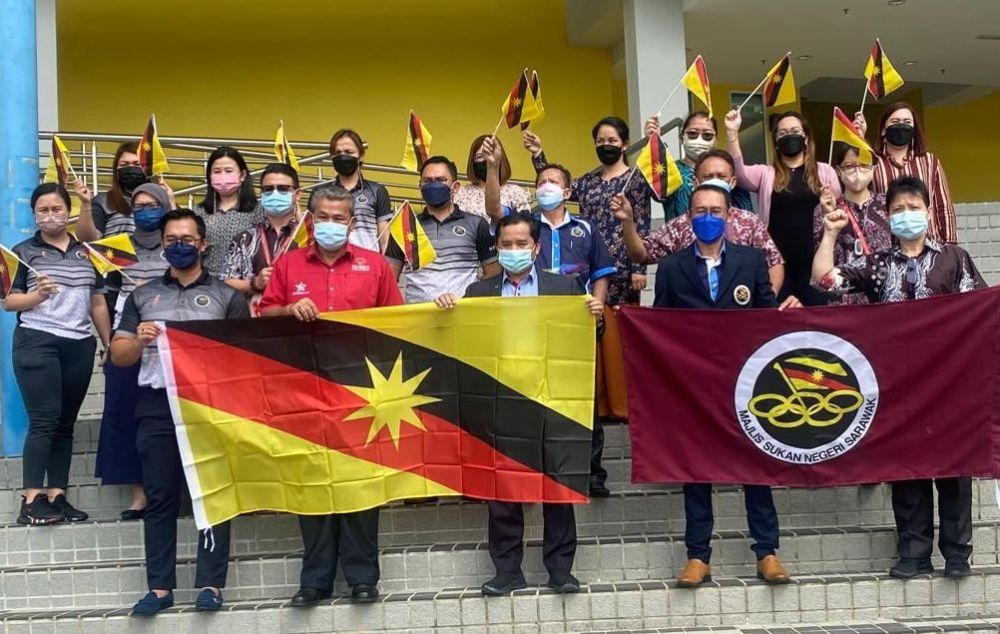 Semawi bersama kontinjen Sarawak menunjukkan bendera negeri selepas sidang media, hari ini.