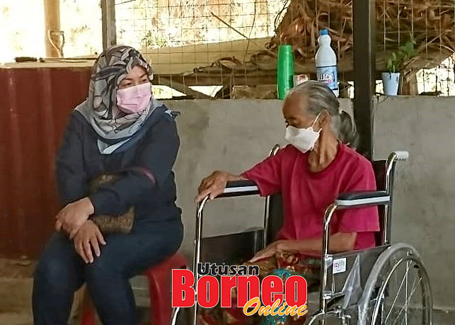  Doris (kiri) bertanyakan khabar kepada Saudah selepas menyampaikan sumbangan kerusi roda daripada MUTIARA GRS dalam program itu.