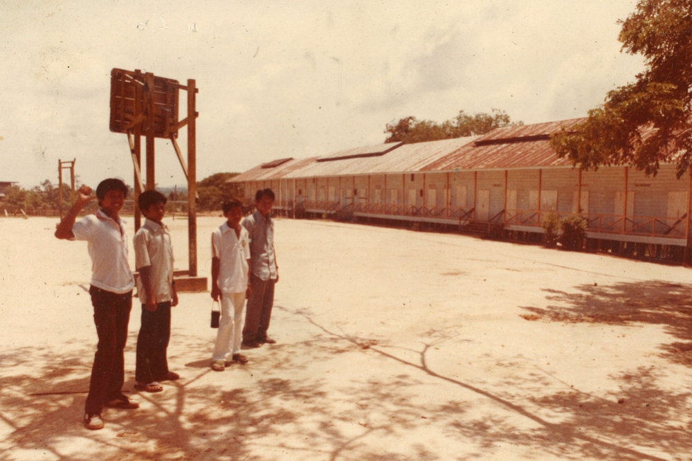  Bacho (dua kiri) bersama-sama rakan sekolah di SMK Wallace Bay, Pulau Sebatik.