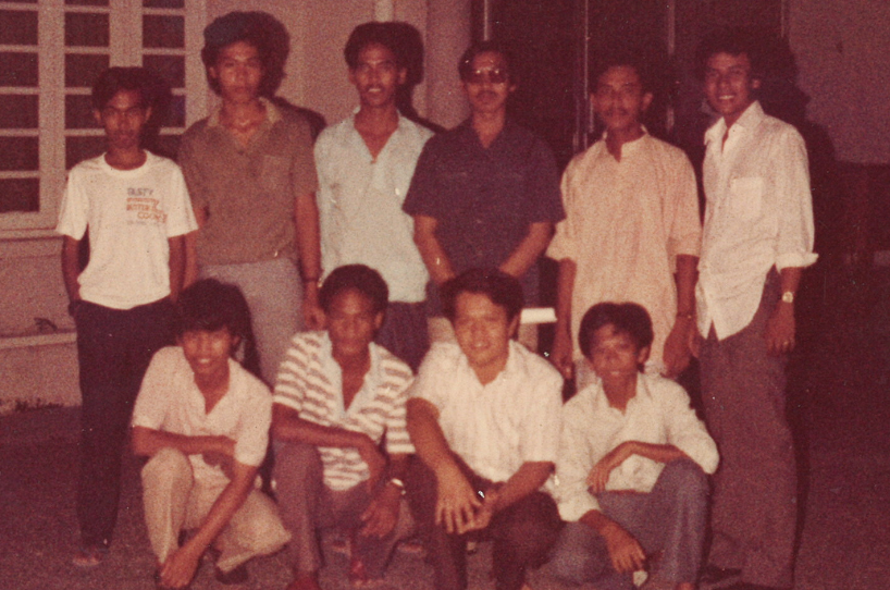  Bacho (barisan hadapan, kanan sekali) bersama pelajar tajaan Petronas dari Sabah dan Sarawak Sebelum berlepas ke Amerika Syarikat pada pertengahan 1982.