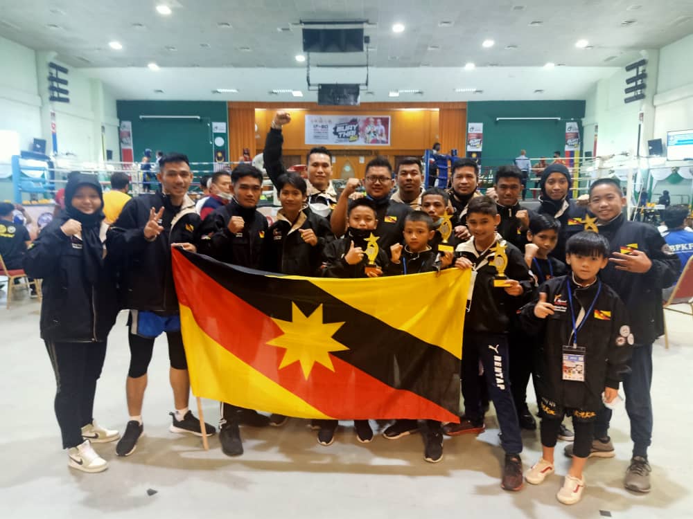 Kontinjen muaythai Sarawak merakamkan kenangan bersama (belakang, dari kiri) Roslan, Alexander, Azan dan Zulkeplie selepas majlis penyampaian hadiah.