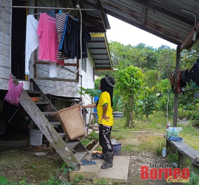 Nurul Emma menjual sayur dari rumah ke rumah di Kampung Ulak.