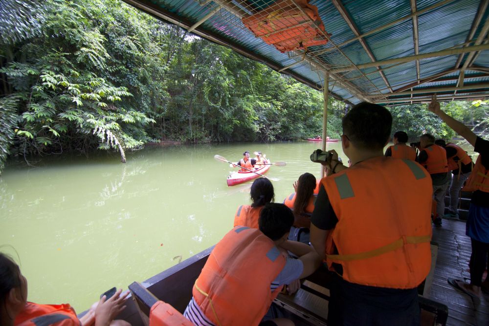 Para pengunjung terpesona dengan aktiviti menaiki bot. 