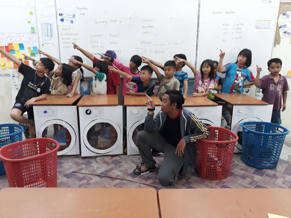  Memandangkan pelajar tidak pernah melihat kedai dobi, cikgu Nazmi membinanya dengan kadbod