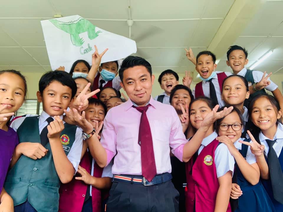 Cikgu Nazmi bersama pelajar-pelajarnya di SK Long Sukang, Sarawak