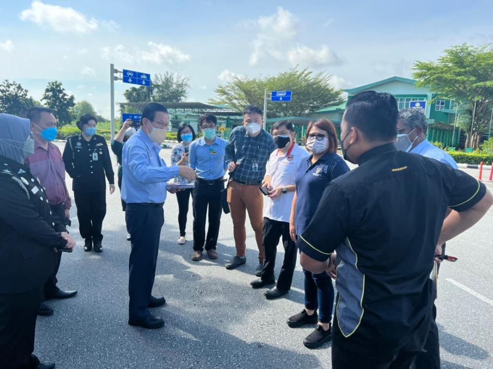 Lee memberi arahan mengenai persediaan yang patut dan perlu kepada pegawai-pegawai Kompleks CIQS Sungai Tujuh dan JPBB Miri semasa melawat pintu sempadan berkenaan semalam.