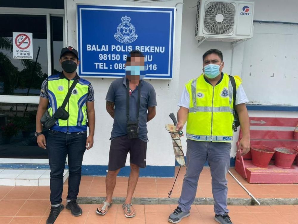 Suspek (tengah) berjaya ditangkap polis selepas dipercayai mengamuk dan melakukan ugutan jenayah terhadap keluarganya. 