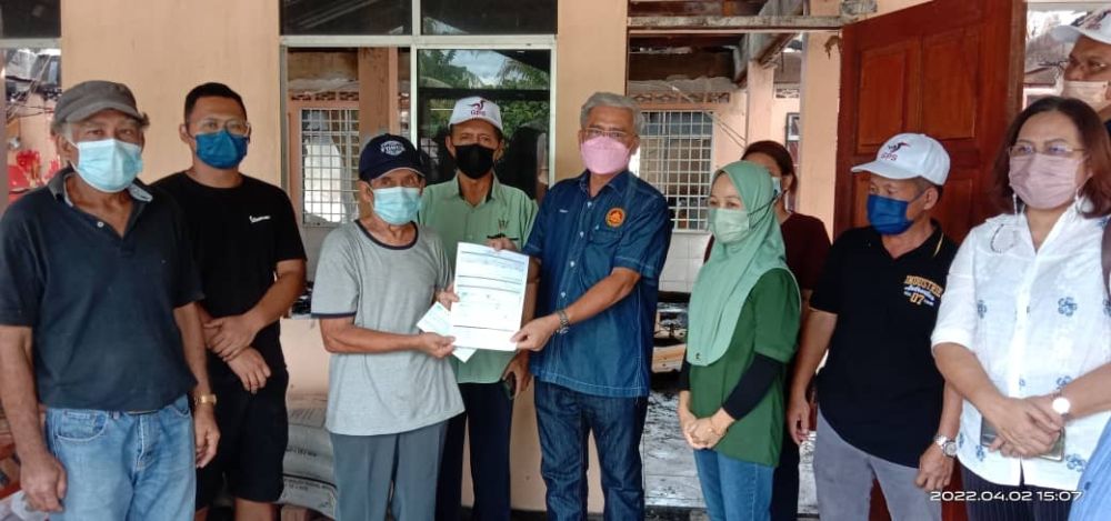 Friday nyuaka pemeri ngagai peranak ti udah dituntung penusah angus di rumah panjai Joshua Sulau, Tanjung Tapang, Mitas Simpang Awik.