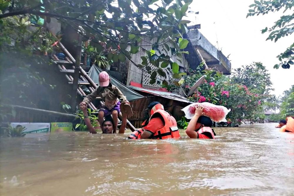 Anggota keselamatan memindahkan penduduk dari rumah mereka yang dinaiki air di bandar Panitan, wilayah Capiz akibat hujan lebat yang dibawa oleh Ribut Tropika Megi.-- AFP