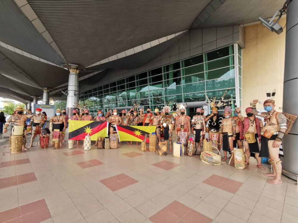 Sekumpulan orang asal Sarawak yang mengenakan pakaian tradisional ‘sirat’ merakamkan kenangan di Lapangan Terbang Miri sebelum bertolak ke Sabah pada petang Sabtu.