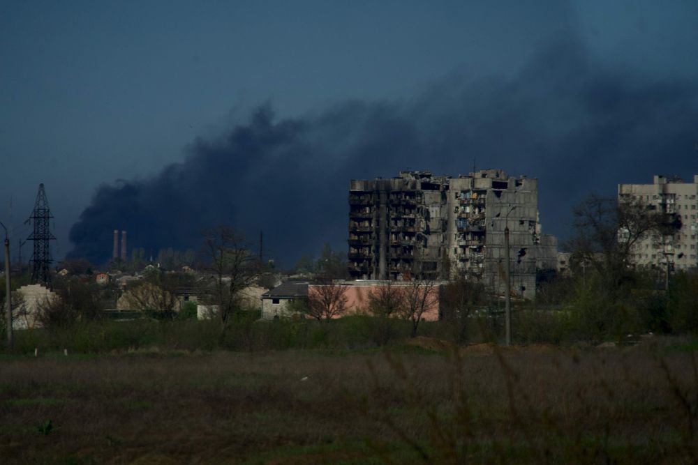 Asap berkepul-kepul dari kilang keluli Azovstal di bandar Mariupol pada Jumaat lepas ketika tindakan ketenteraan Rusia berterusan di Ukraine. — Gambar AFP