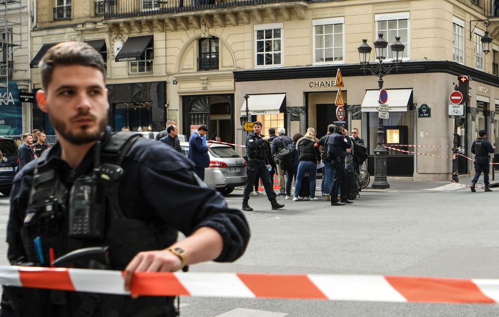 Anggota polis dilihat berkawal berhampiran pintu masuk ke kedai mewah Chanel di Place Vendome di Paris kelmarin. — Gambar AFP