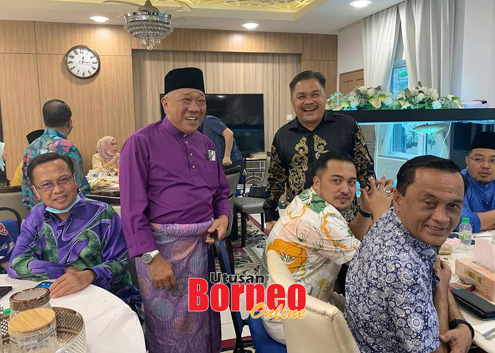  Bung (dua kiri) bersama Pembantu Menteri Kerja Raya, Datuk Robert Tawik (berdiri kanan) kelihatan tersenyum semasa mengabdikan gambar kenangan semasa majlis rumah terbuka Bung.
