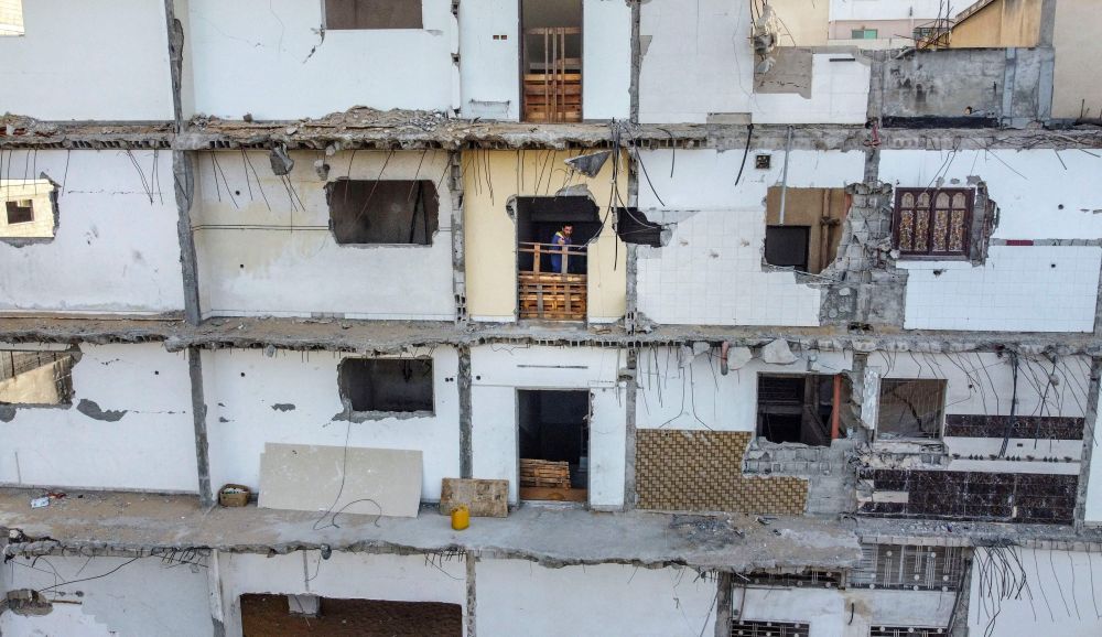 Gambar ini diambil pada 27 April 2022 menunjukkan pemandangan bangunan yang rosak di Jalan Wehda di Bandar Gaza. Pada malam Mei 2021 insiden malang menimpa tiga sekeluarga Palestin yang tinggal di Jalan Wehda apabila mereka menjadi sasaran serangan udara tentera Israel. — Gambar AFP