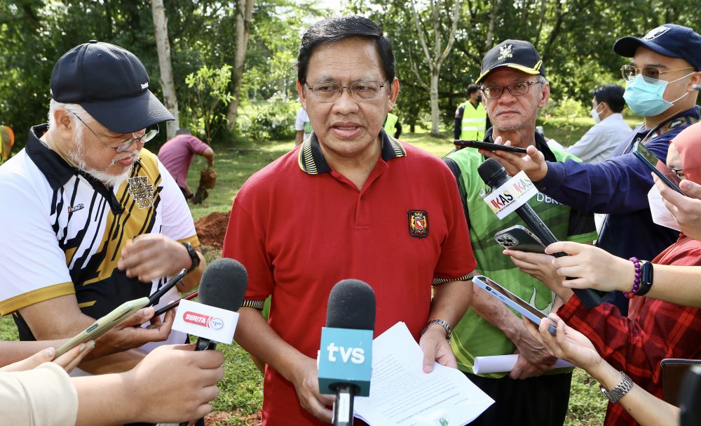  Dr Abdul Rahman lebuh ke dirandau media pengudah ngelancharka Program Nanam Pun Kayu beserimbai enggau Hari Nanam Pun Kayu Sedunya ba Taman Botani Sarawak , kemari. Gambar  - Muhd Rais Sanusi