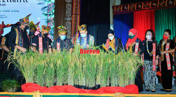  Hajiji (empat kiri) bersama tetamu kehormat yang lain melancarkan simbolik pelancaran Pesta Kaamatan Tuaran.