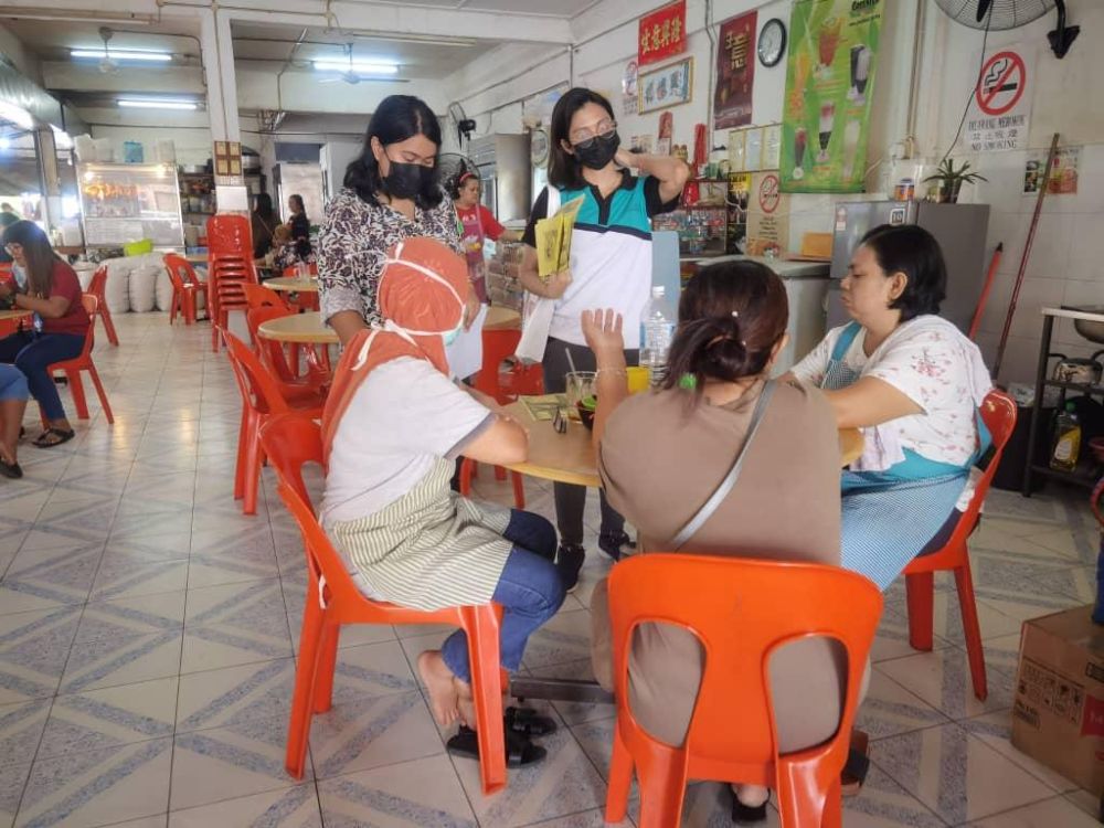 Pegawai PERKESO Sibu (berdiri) meri penerang ngagai pekereja kedai makai pasal hak sida ari baruh Akta PERKESO.