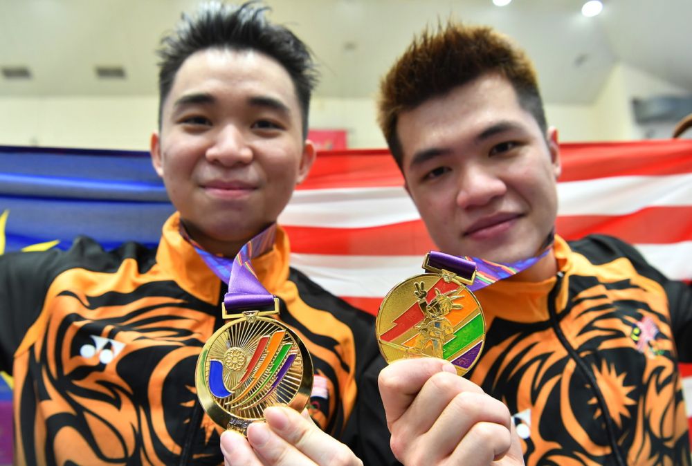 Zhi Yan (kiri) bersama Clement Ting Su Wei masing-masing berjaya menyumbang pingat emas kepada kontinjen negara selepas cemerlang beraksi dalam acara akhir Taijiquan dan Changquan Lelaki pada Sukan SEA ke-31 di Cau Giay Gymnasium, Hanoi. - Gambar BERNAMA