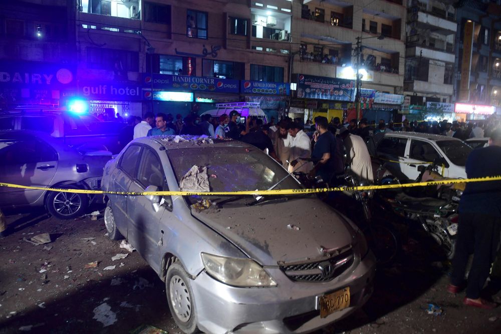 Pengawal  keselamatan memeriksa lokasi letupan bom di Karachi yang mengorbankan seorang mangsa kelmarin. — Gambar AFP