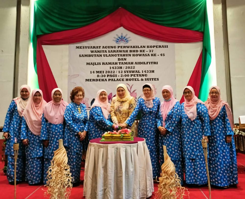 Sharifah Hasidah (tengah) dan ahli lembaga KOWASA memotong pulut kuning sebagai sambutan Mesyuarat Agung Perwakilan Koperasi Wanita Sarawak Bhd (KOWASA) Ke-37, Sambutan Ulang tahun KOWASA Ke-45 dan Majlis Ramah-Tamah Aidilfitri.