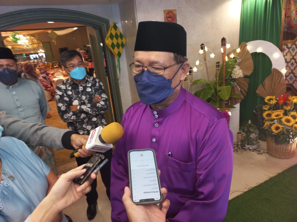  Julaihi ditemui media semasa Majlis Sambutan Hari Raya Aidilfitri Menteri Utiliti dan Telekomunikasi Datuk Julaihi Narawi di sebuah hotel di Kuching hari ini.