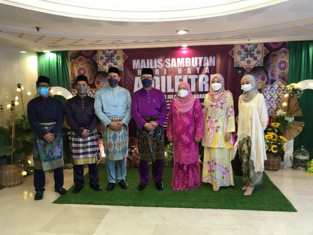 Julaihi (empat kiri) merakam kenangan bersama tetamu pada Majlis Sambutan Hari Raya Aidilfitri Menteri Utiliti dan Telekomunikasi Datuk Julaihi Narawi di sebuah hotel di Kuching hari ini.