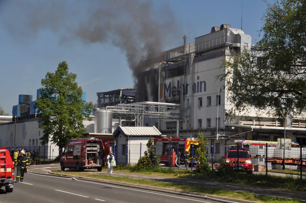 Gambar menunjukkan kepulan asap dari letupan kilang kimia di  Kocevje, kira-kira 60 kilometer (40 batu) selatan Ljubljana, kelmarin. — Gambar AFP