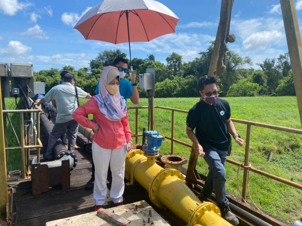 Fatimah (dua kanan) ketika melawat kolam takungan Sungai Ud.