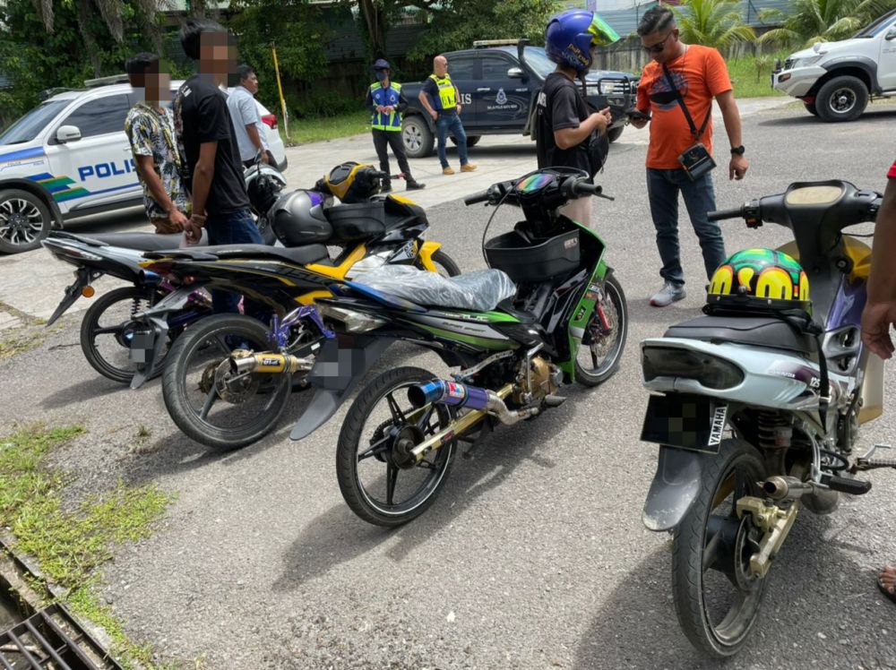 Pengguna motosikal dibawa ke Balai Polis Batu Niah untuk pemeriksaan lanjut pada operasi tersebut. 