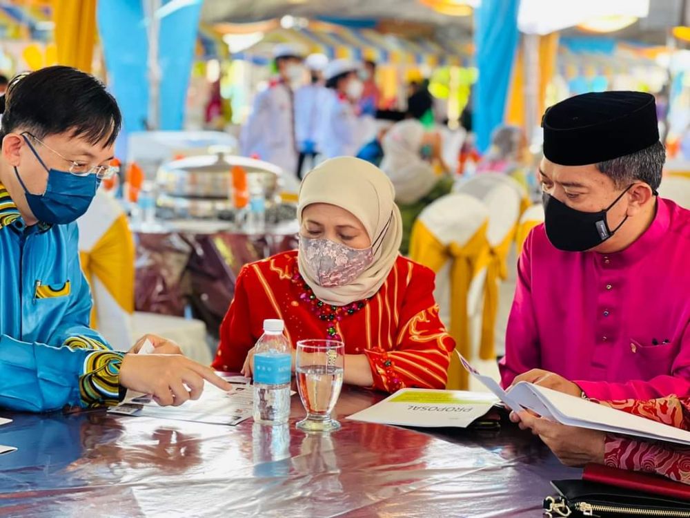 Nancy menyambut kedatangan para penggiat industri pelancongan pada Majlis Ramah Mesra di Kraftangan Sarawak di sini hari ini.