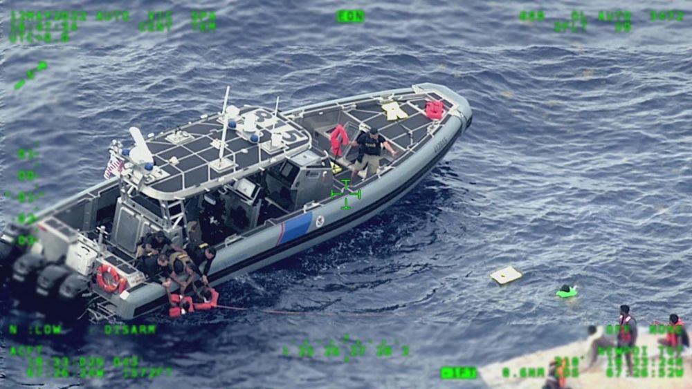 Gambar serahan Pengawal Pantai AS, menunjukkan Kastam dan Polis Sempadan  Puerto Rico bertindak menyelamatkan pendatang asing di utara Pulau Desecheo, Puerto Rico kelmarin. — Gambar AFP