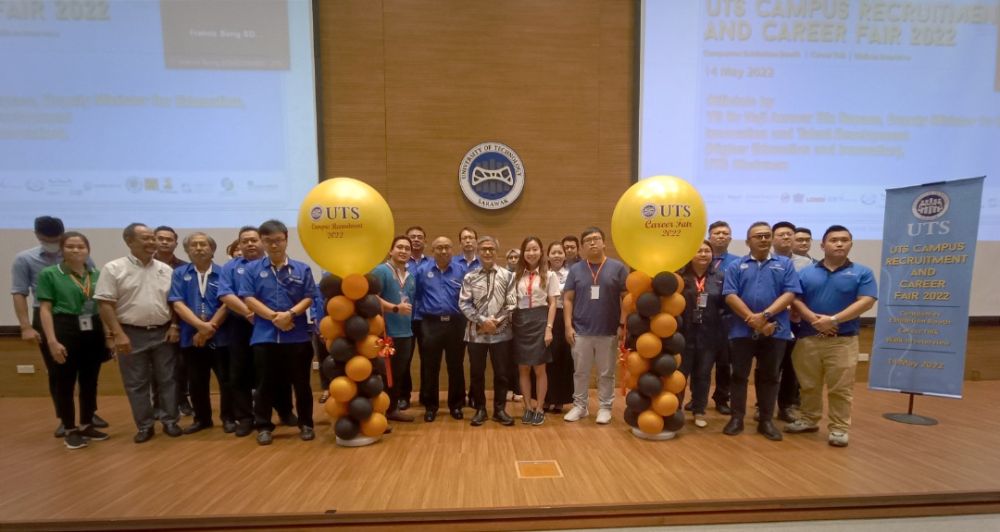 Dr Annuar (lapan kiri) bersama kakitangan UTS semasa Pameran Pengambilan dan Kerjaya Kampus UTS 2022 hari ini.