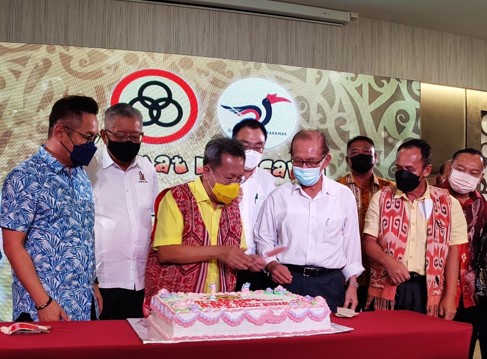 Dr Sim (tiga kiri) sambil disaksikan tetamu memotong kek sambutan Pra-Gawai Dayak anjuran Unit Bumiputera SUPP Cawangan Dudong di Sibu hari ini.