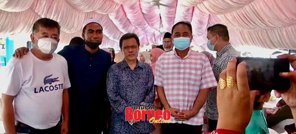  Orang awam berebut merakamkan gambar kenangan bersama Presiden Parti WARISAN Malaysia Datuk Seri Panglima Haji Mohd Shafie Haji Apdal semasa Majlis Rumah Terbuka Hari Raya Bahagian Sepanggar WARISAN.