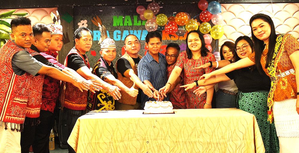 Anthony (enam kanan), Jimpau (enam kiri) serta ahli yang lain ketika menyempurnakan upacara memotong kek Majlis Pra-Gawai KSDS di Sibu malam Sabtu lalu.