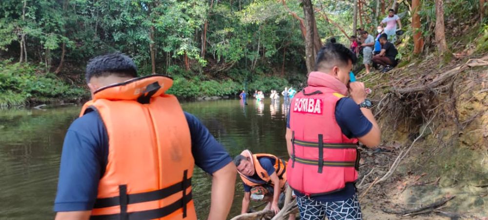 Anggota bomba berusaha mencari kedua-dua mangsa sebelum mereka dijumpai lewat petang tadi.