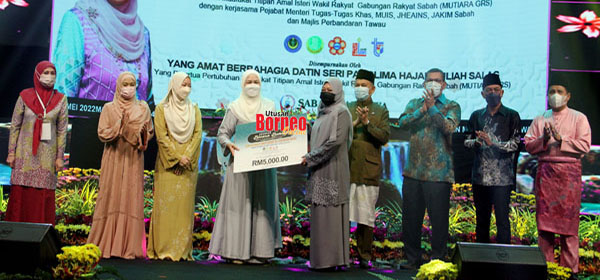  Juliah (empat kiri) menyampaikan Anugerah Mutiara Al-Quran kepada Siti Hatijah (tengah). Turut kelihatan Menteri Tugas-Tugas Khas Datuk Mohd Arifin Mohd Arif (empat kanan).