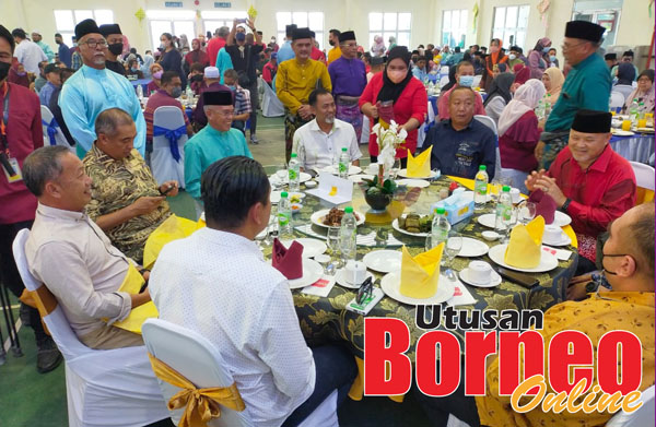  Suhaimi beramah mesra dengan Timbalan Pengerusi UMNO Sabah Datuk Yakub Khan, Setiausaha UMNO Sabah Datuk Jafry Ariffin, Datuk Seri Salleh Said, ADUN Sungai Sibuga Mohd Hamsan Haji Awang Supain dan para pemimpin UMNO.