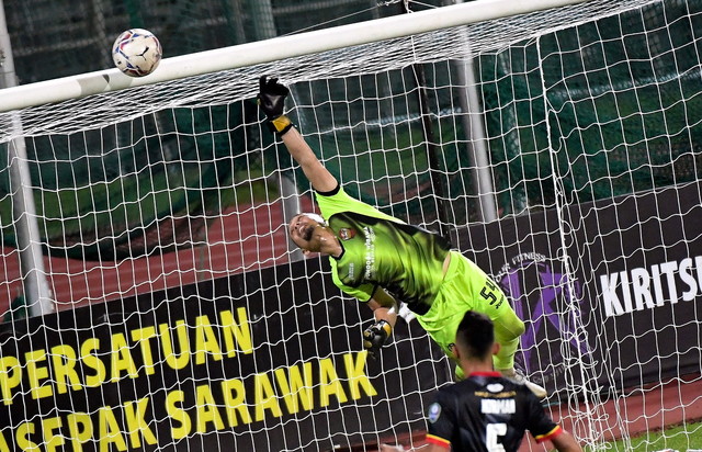 Penjaga gol Sarawak United FC Sharbinee Allawee Ramli menepis tendangan kencang pasukan Kuala Lumpur City FC pada saingan Liga Super di Stadium Negeri, Kuching semalam. - Gambar BERNAMA