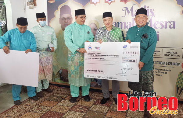  Nizam (tengah), Hajiji (dua kanan) menyampaikan sumbangan kepada salah seorang pengerusi masjid.