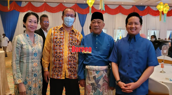  Bung (dua kanan) bersama Timbalan Presiden Parti Bersatu Rakyat Sabah (PBRS) Datuk Arthur Kurup (kanan) dan Pengerusi MCA Sabah Lu Yen Tung (dua kiri) pada majlis itu.