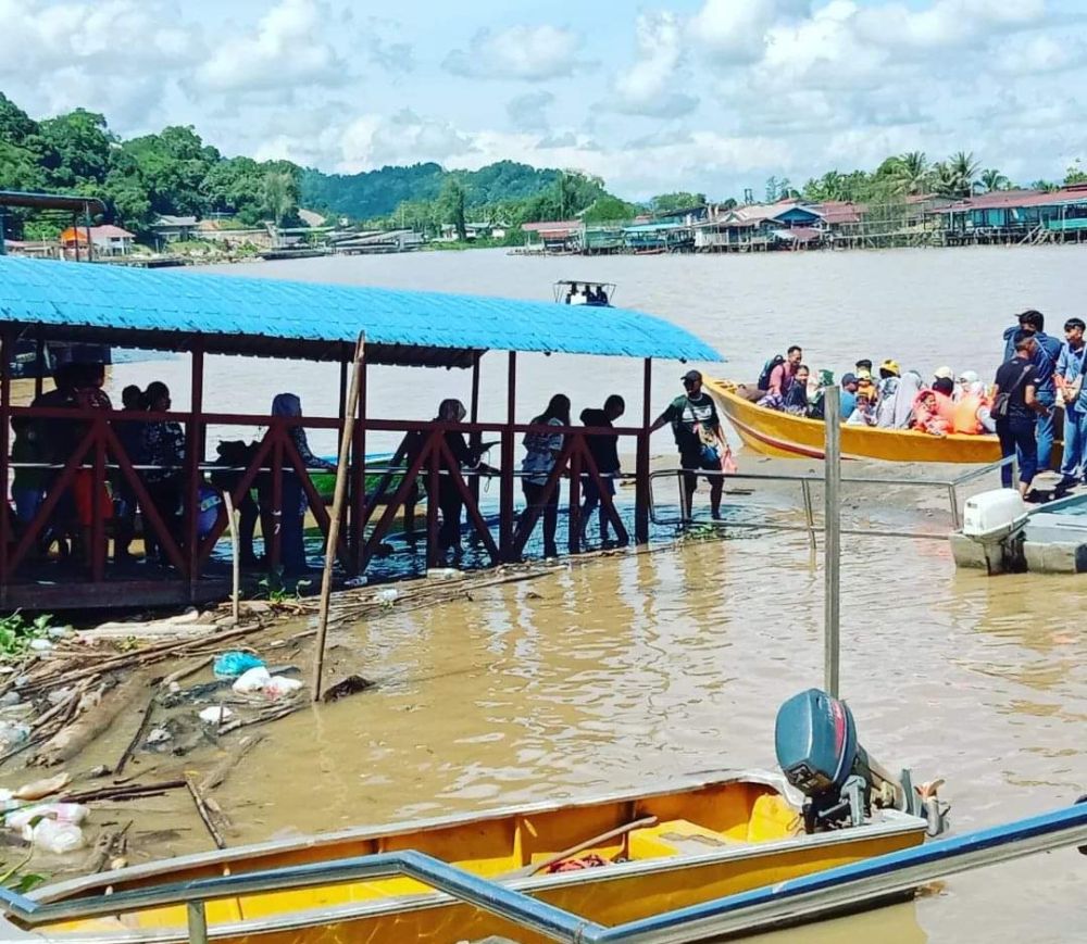 Keadaan jeti terapung yang tenggelam dan tidak dapat menampung berat orang ramai yang balik kampung ke Lawas pada sambutan Aidilfitri lalu. - Gambar Facebook Beb Julkipli