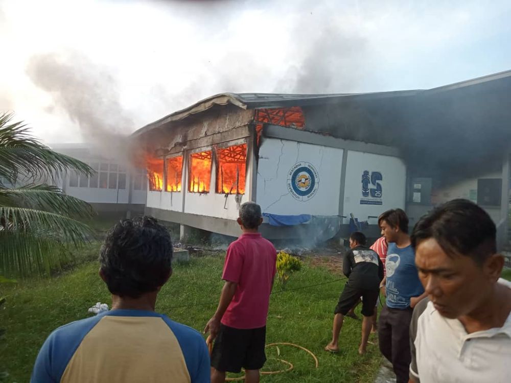 Kebakaran asrama di SK Orang Kaya Muda Pakeri, Paloh dekat sini, awal pagi tadi. 