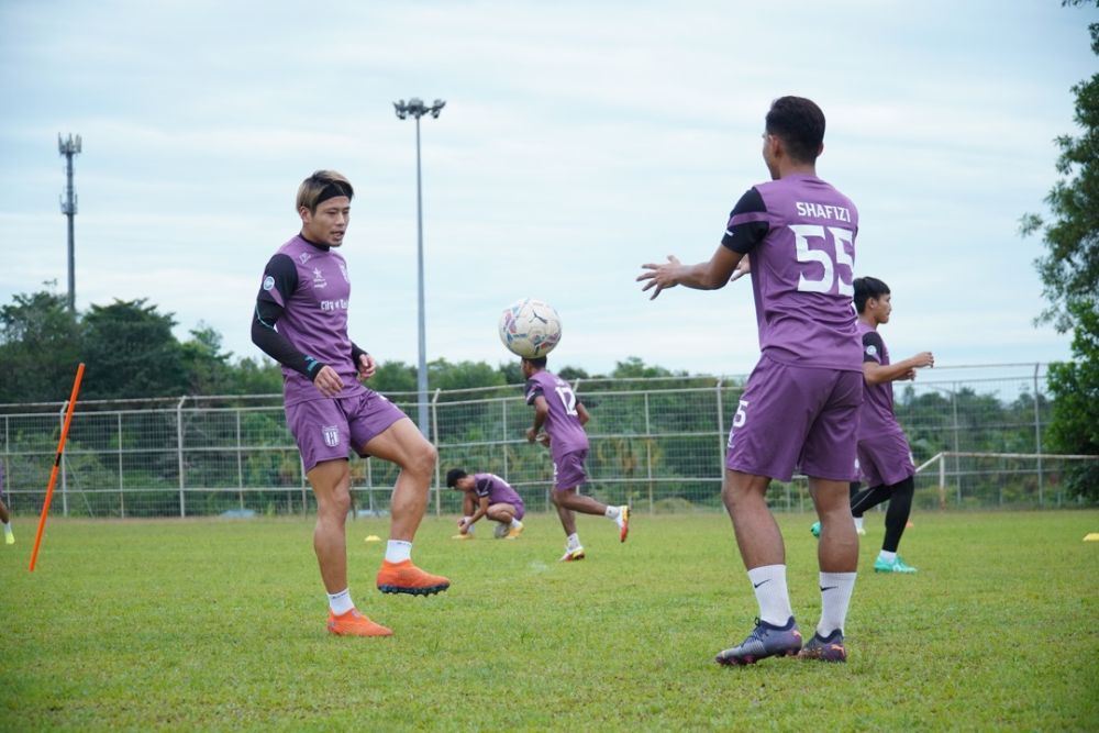 Pemain Kuching City giat menjalani latihan.