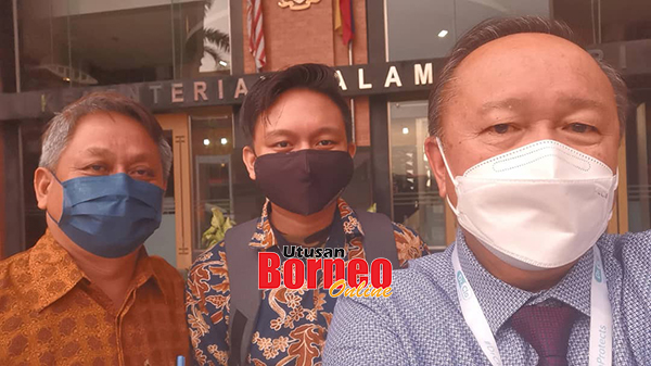  Ronnie (kanan) merakamkan gambar kenangan bersama Steven (kiri) dan anaknya Daniel ketika berkunjung ke pejabat Menteri Dalam Negeri Putrajaya Kuala Lumpur baru-baru ini.