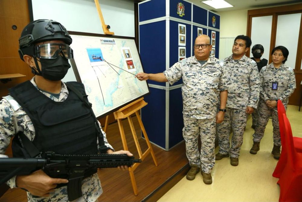 Zin menunjukkan kedudukan vesel yang dalam keadaan mencurigakan ditahan menerusi Op Pelantar Merah 1/2022 yang dilakukan oleh Maritim Malaysia di perairan Bintulu. -gambar oleh Muhammad Rais Sanusi  