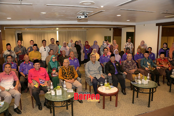  Salleh (duduk, tengah) ketika dalam majlis berkenaan.