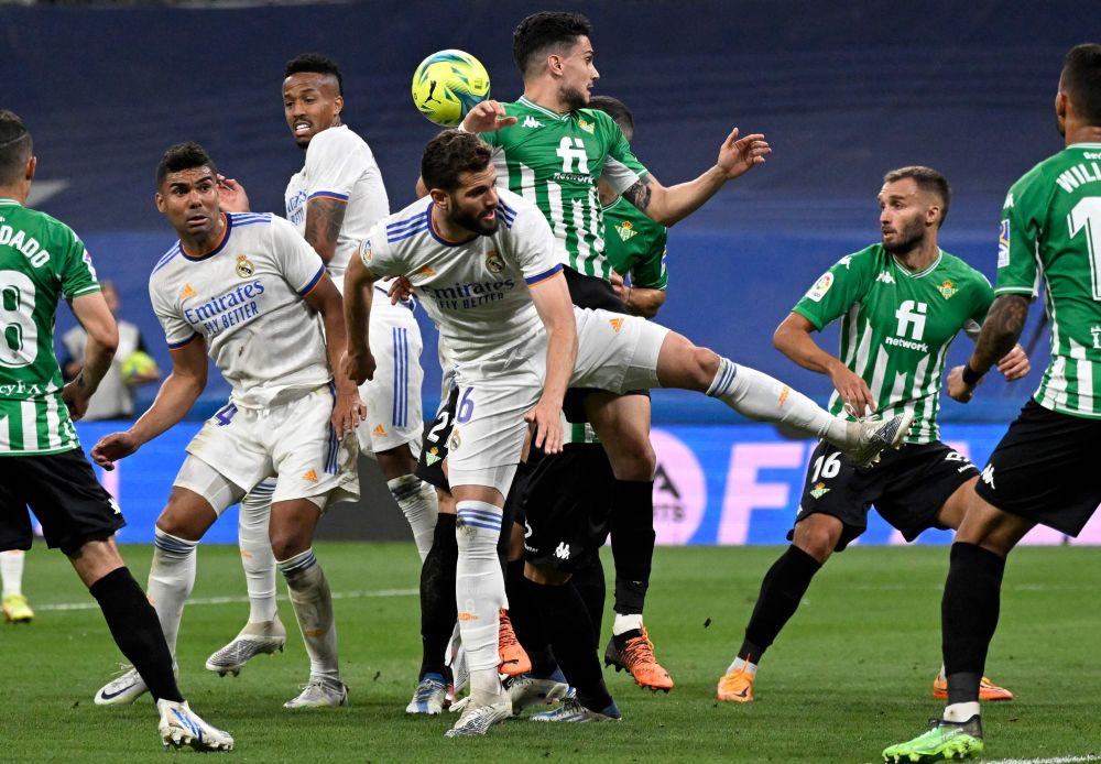 Sebahagian daripada babak-babak aksi perlawanan La Liga di antara Real Madrid dan Real Betis di Stadium Santiago Bernabeu di Madrid. — Gambar AFP