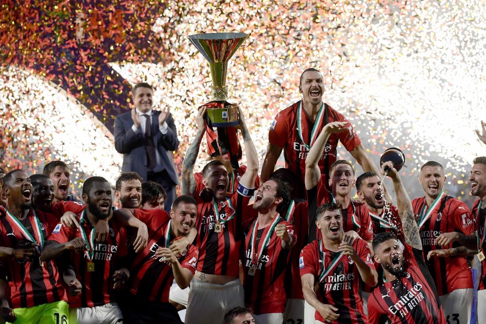 Pemain AC Milan bergambar bersama trofi kemenangan setelah berjaya menjuarai Serie A Itali tamat perlawanan di antara Sassuolo dan AC Milan, stadium Citta del Tricolore di Sassuolo. — Gambar AFP