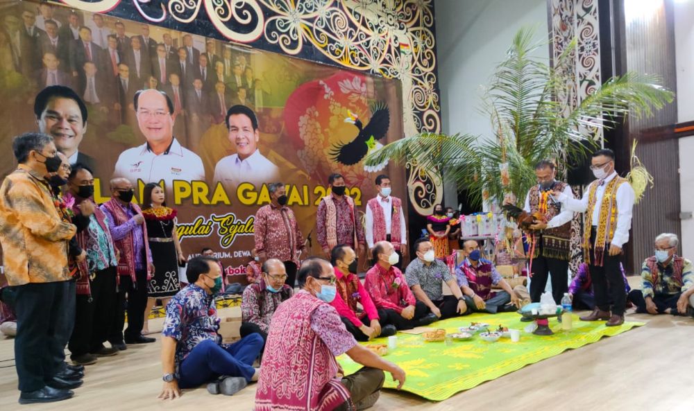 Gerawat miring begulai enggau bala tuai rumah sereta temuai ti dipebasaka ke bukai maya pengerami nya. 